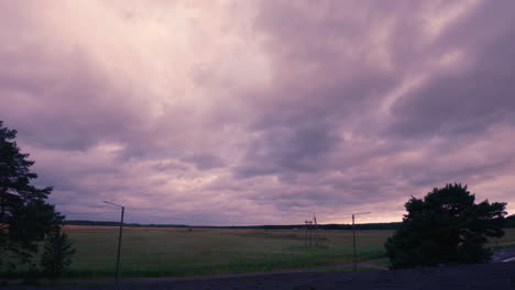 Story-Cloud-Overhead-Zeitraffer-Durch-Das-Landwirtschaftliche-Feld,-Violetter-Himmel,-Windiges-Naturkonzept