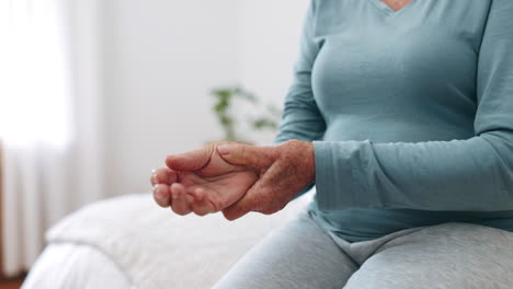 dolor en la mano, la muñeca o la artritis con un anciano