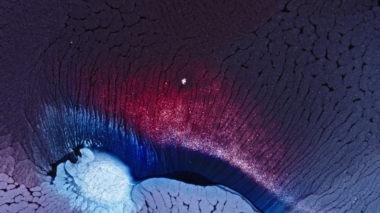 파란색과 빨간색 잉크가 물 속에 회전하여 우주 은하계를 은 추상적인 색의 혼합물을 만니다.