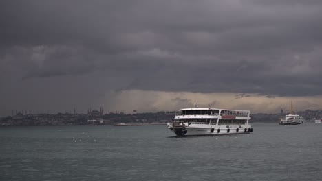 Am-Kadıköy-Pier,-Bei-Bewölktem-Wetter,-Schiffe-Segeln,-Vögel-Fliegen,-Auf-Dem-Bosporus