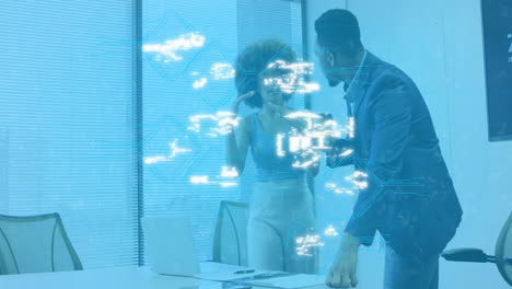 animación de iconos iluminados sobre diversos compañeros de trabajo discutiendo informes en la computadora portátil en la oficina