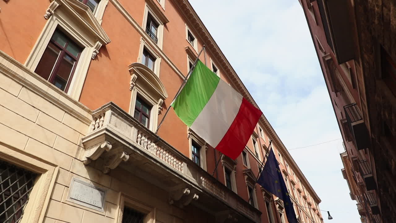 바람에 천천히 움직이는 이탈리아 국기