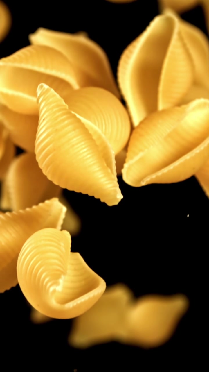 Conchiglie di pasta secca che cadono al rallentatore