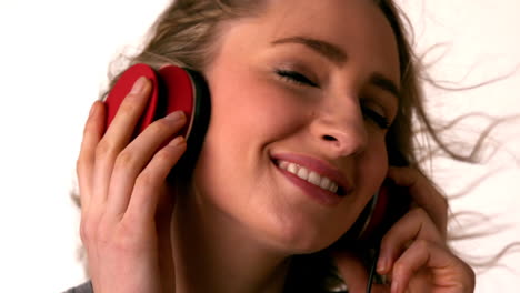 bonita rubia escuchando música con los ojos cerrados