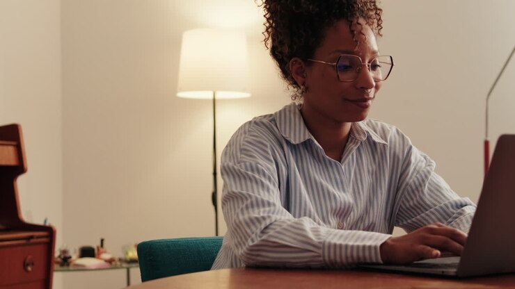 mujer trabajando desde casa en la computadora portátil