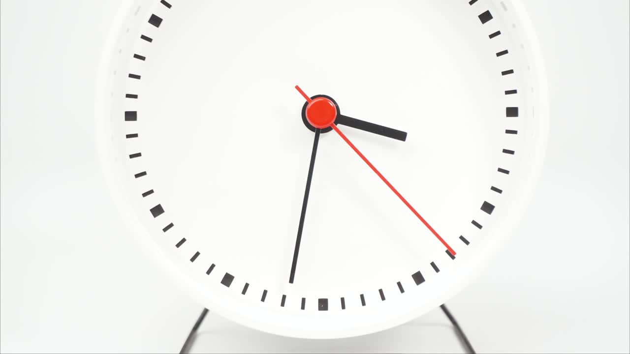 Time lapse di un orologio bianco che segna le 4.