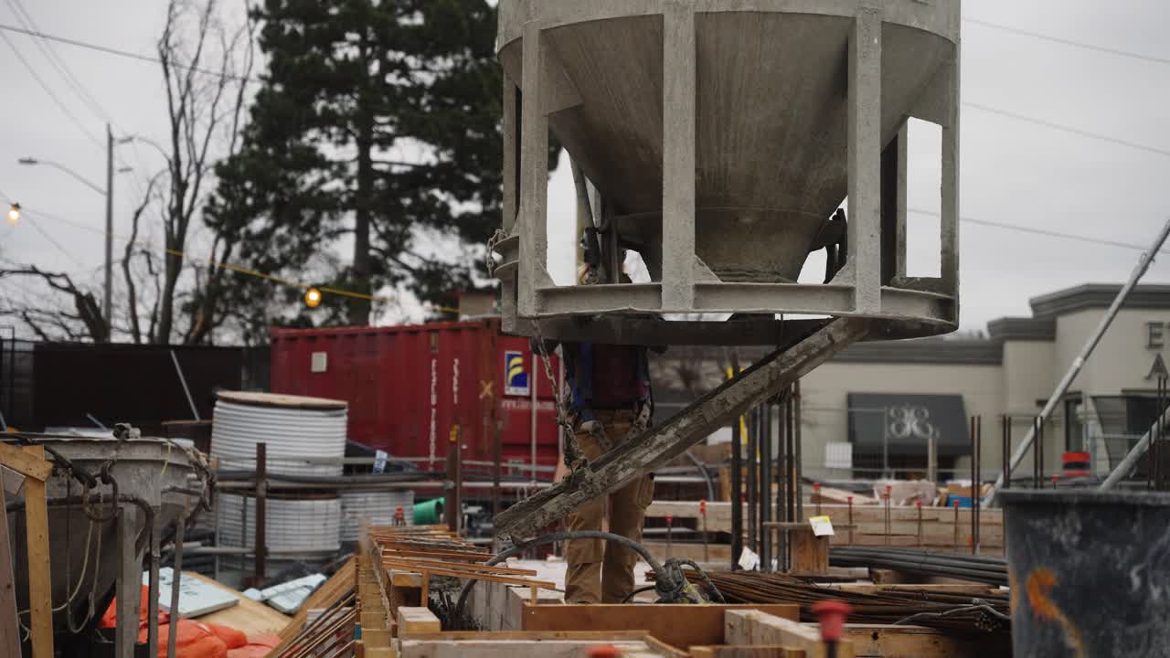 캐나다 온타리오주 토론토의 건설 현장에서 젖은 콘크리트를 붓는 건설 노동자
