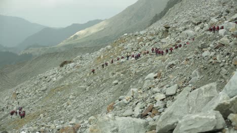 los excursionistas siguen el sendero de las montañas del himalaya.