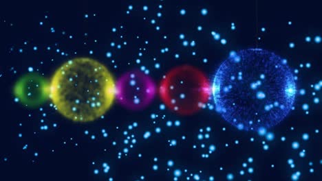 manchas brillantes azules que se mueven contra los adornos coloridos colgantes en el fondo