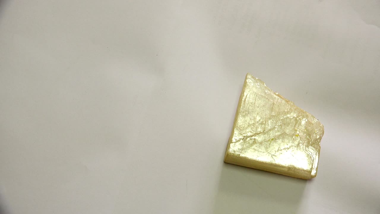 색 배경에 있는 돌과 미네랄의 집합