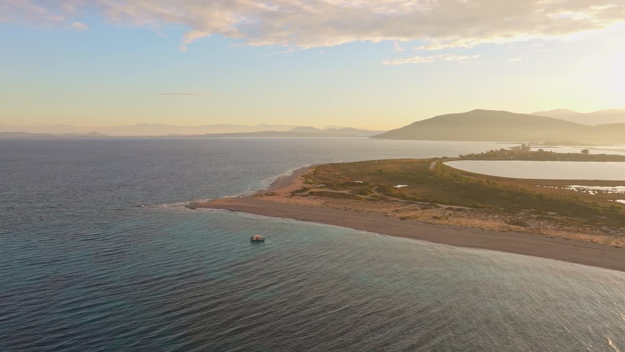 Tranquille acque ioniche accolgono una barca solitaria all'alba, Lefkada, Grecia