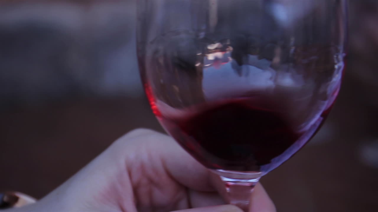 Un bicchiere di vino rosso