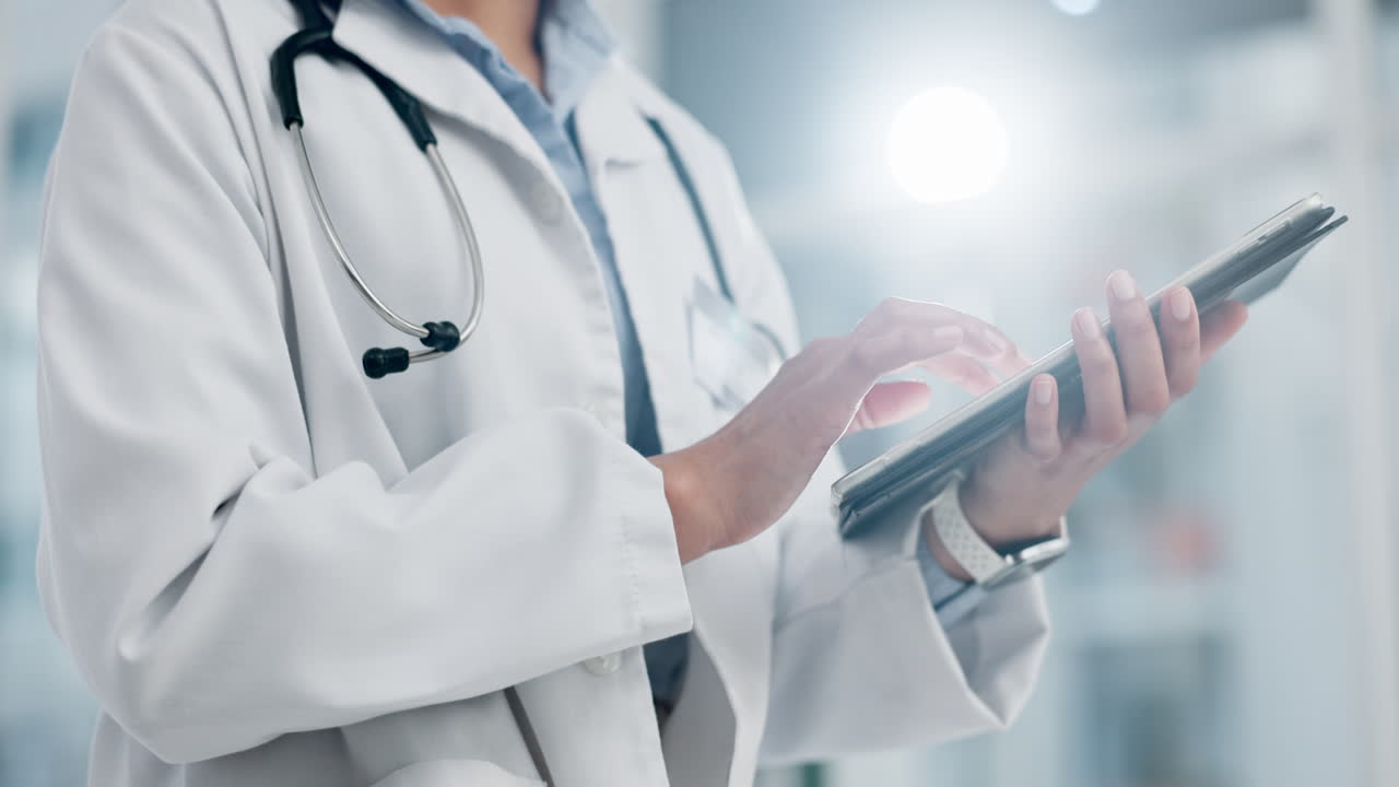 Tablet, Tippen und Arzthände im Krankenhaus