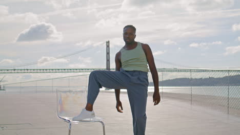 Hombre-Inspirado-Haciendo-Ensayo-De-Actuación-Con-Vista-Al-Agua.-Chico-De-La-Libertad-Entrenando-Baile