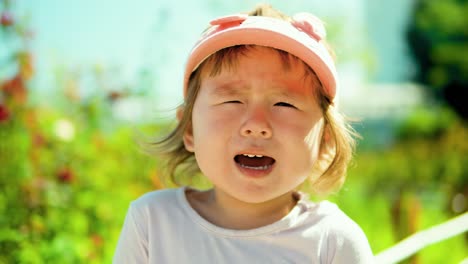 Niña-Pequeña-Rubia-Bonita-Llorando-Mientras-Mira-La-Cámara-En-El-Parque---Primer-Plano-De-La-Cara-En-El-Día-Soleado-De-Verano