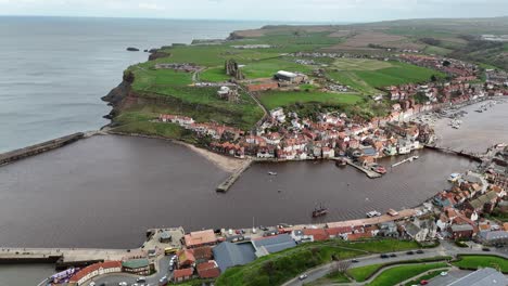 Schwenken-Drohne-Luftaufnahme-Whitby-Küstenstadt-Yorkshire-Großbritannien-Drohne,-Luftaufnahme