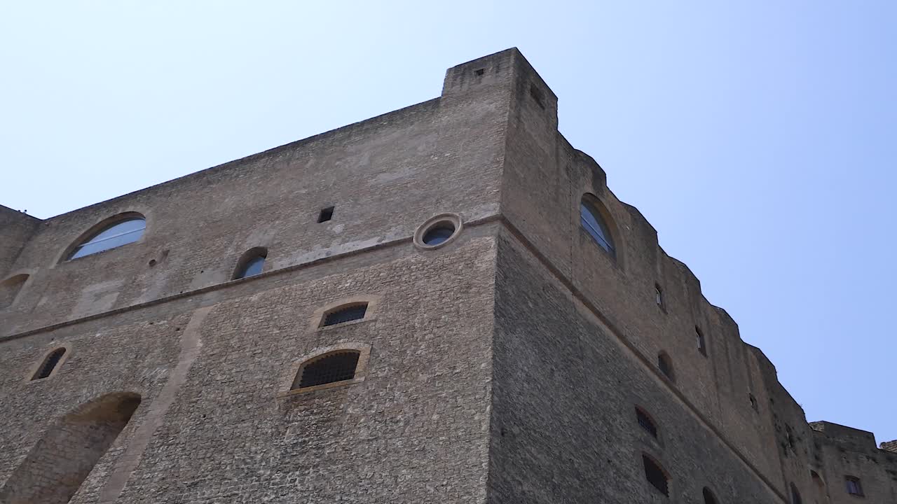 나폴리의 역사적인 요새를 둘러보는 산책