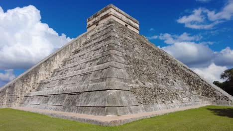 la majestuosa presencia de la pirámide mientras se erige orgullosamente contra el telón de fondo de un cielo místico, invitándote a desentrañar sus misterios