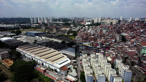 Drone-shot-of-a-industrial-workplaces-and-slum-homes-in-sunny-Sao-Paulo,-Brazil