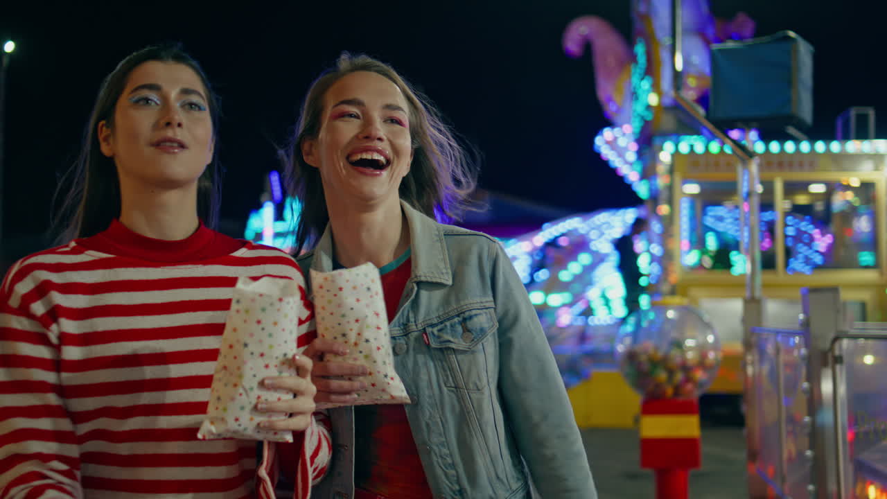 ハッピー・ウォーキング・ファンフェア・フェスティバル - スナックを握るお笑い友達