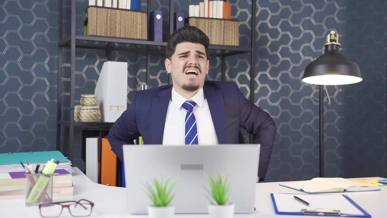 디스크 허니가 있는 사업가는 고통을 겪고 있습니다.