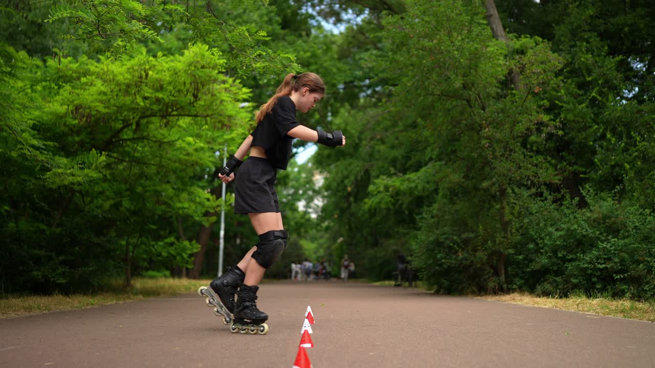 공원에서 롤러 스케이팅을 하는 소녀