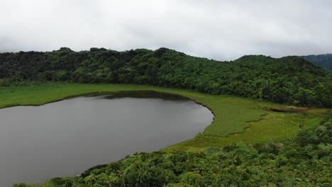 Lago-Verde-Tropical,-Lago-Grand-Etang-En-Granada