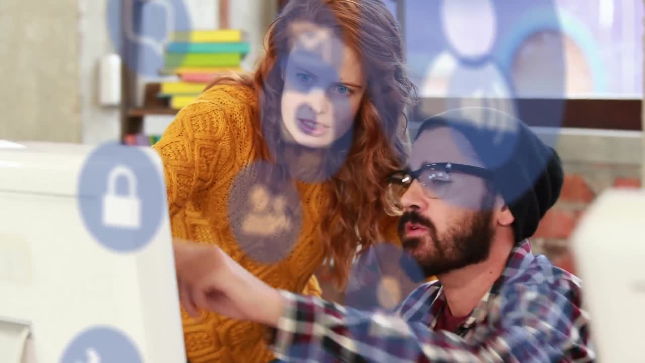 animación de iconos de medios flotando sobre personas de negocios que usan computadoras