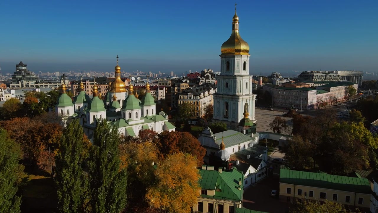 Ujęcie z lotu ptaka zbliżające się nad fasadą mieszkalną w kierunku kopuł Soboru Mądrości Bożej w Kijowie, Ukraina.