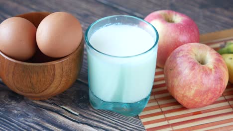 desayuno saludable con leche, frutas y huevos