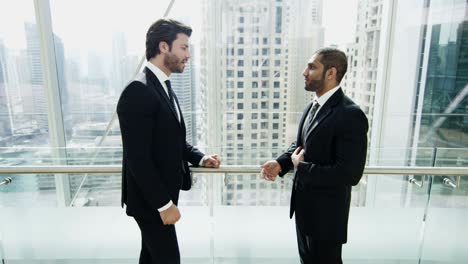 hombres de negocios corporativos multiétnicos que se reúnen en el centro