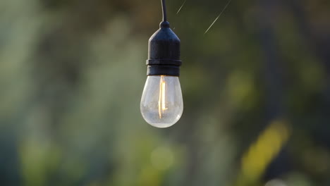 una sola bombilla de guirnaldas de luces decorativas para exteriores, que se enciende y se apaga