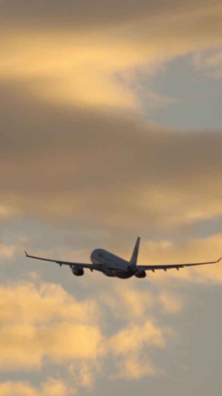 Aereo nel cielo serale nuvoloso