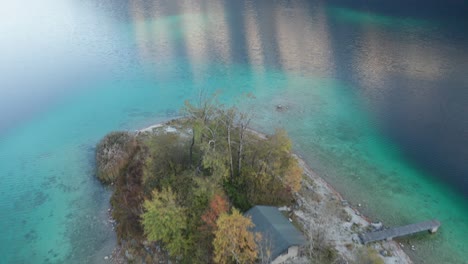 bavière, heure d'or de l'île du lac eibsee | 4k d-log - parfait pour l'étalonnage des couleurs