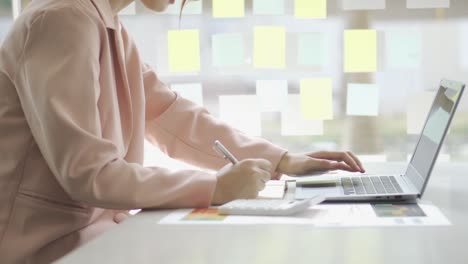 커피에서 노트북을 가지고 일하는 젊은 여성 사업 아이디어 금융 소녀 회계사