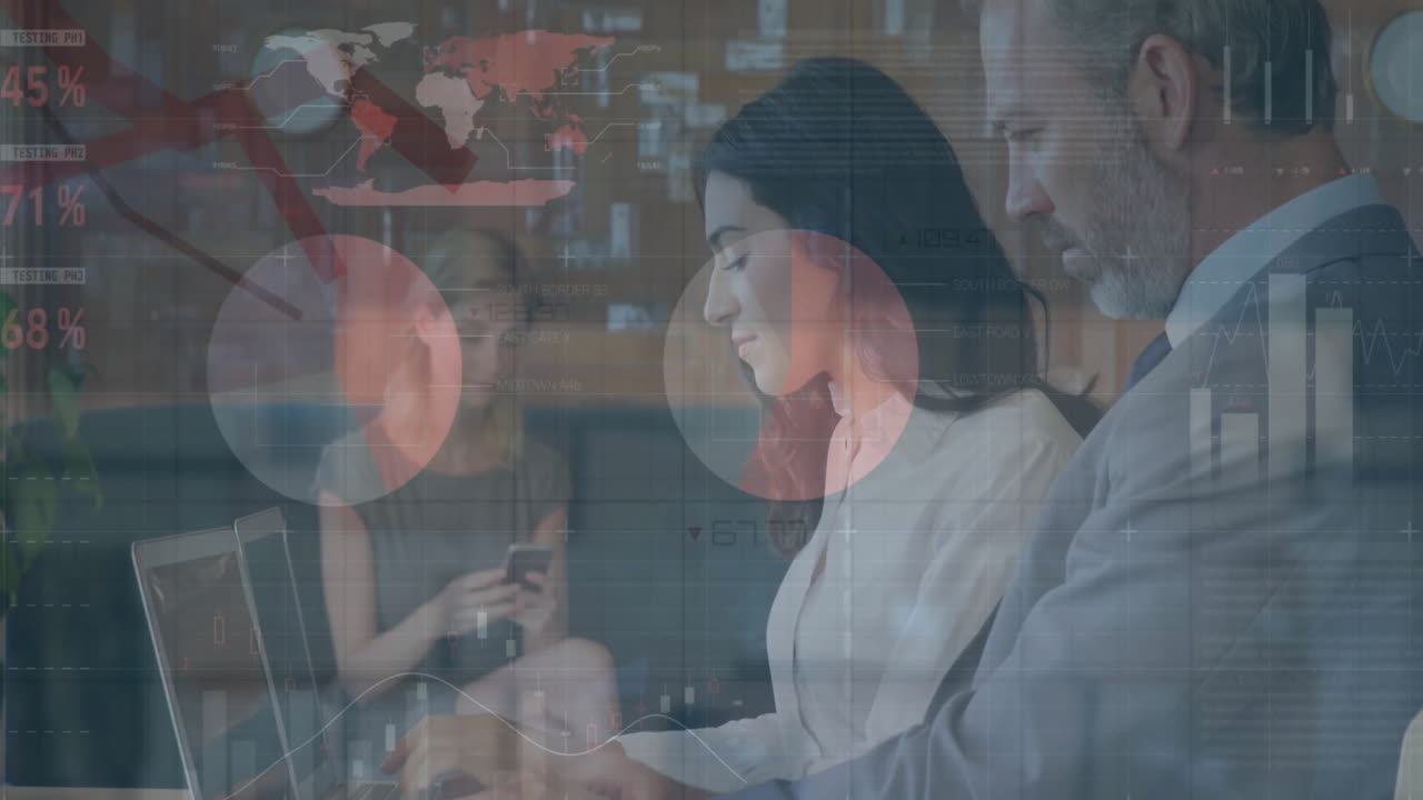 사무실에서 다양한 사업가들에 대한 금융 데이터 처리의 활성화