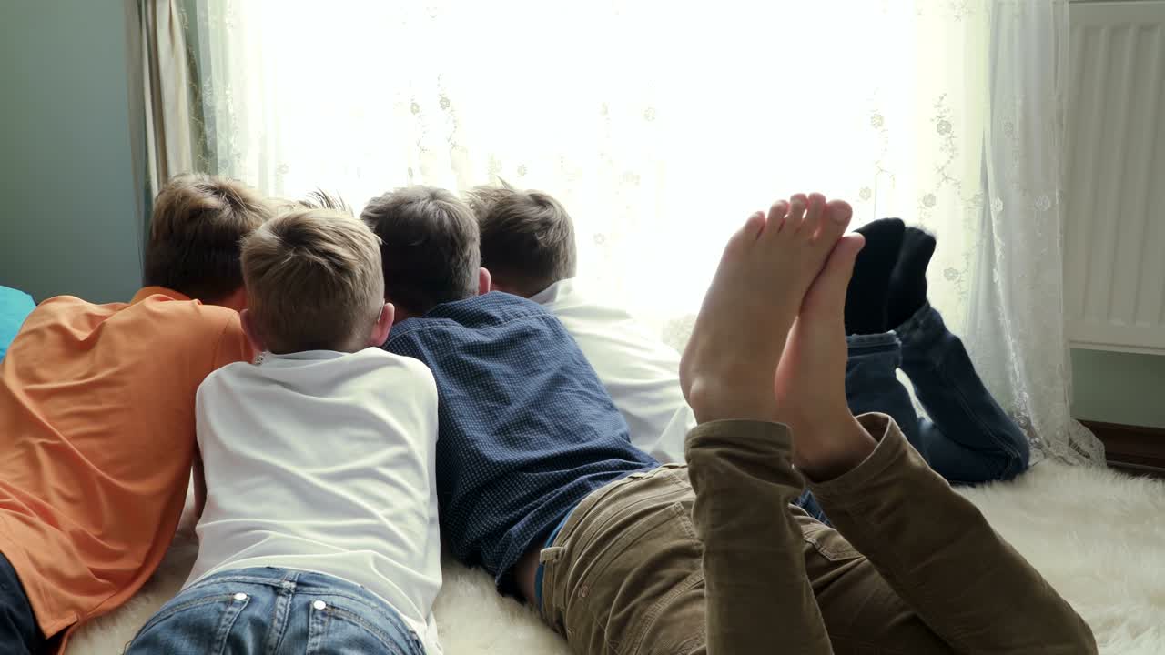 다섯 형제는 집에서 영화를 보고 기합니다.