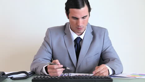 un hombre de negocios serio trabajando en gráficos.