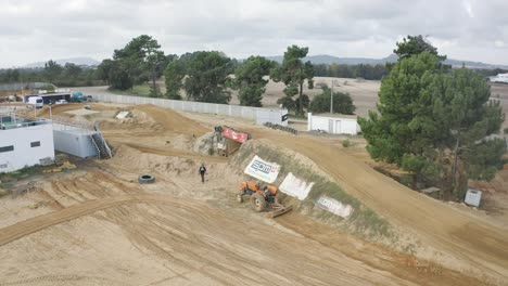 el corredor limpiando la pista
