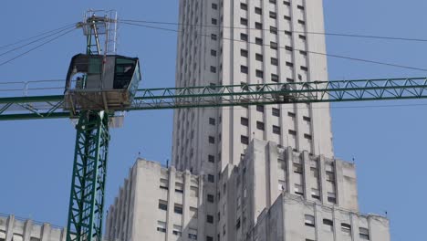 imágenes dinámicas que capturan un día en el sitio de construcción, mostrando al hábil maquinista operando con habilidad la grúa