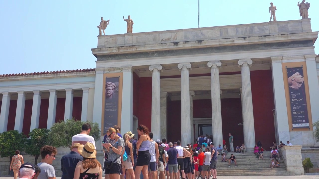 Turisti in coda al Museo Archeologico Nazionale di Atene