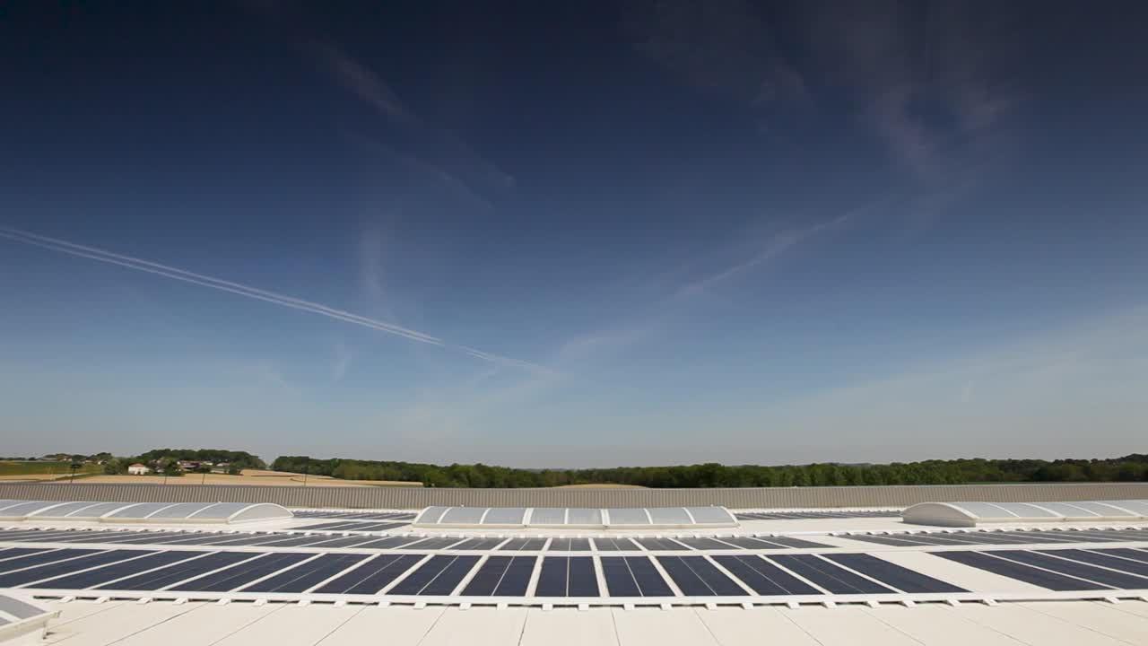 los paneles solares cubren un techo bajo un cielo azul claro, vívido y centrado en el medio ambiente