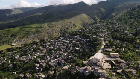 pequeño pueblo verde en albania