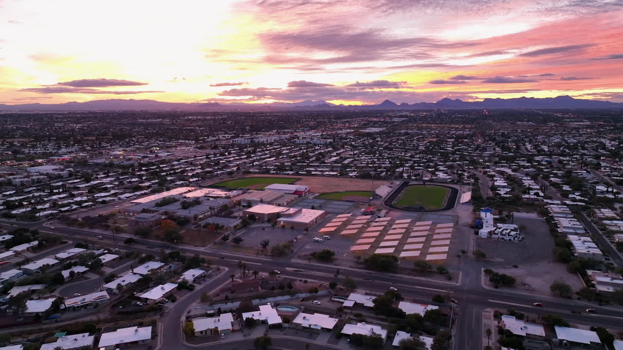 Vista Aerea di una Scuola Superiore al Tramonto a Tucson, Arizona