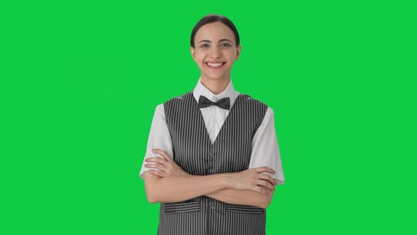 retrato de una mujer india feliz camarero pantalla verde