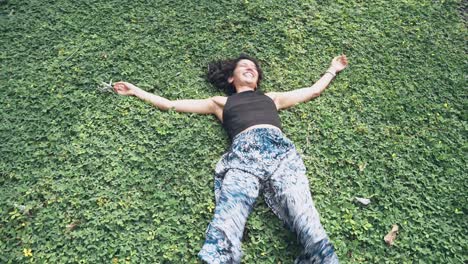 mujer en forma atractiva disfruta de hierba verde con energía explosiva, vista de movimiento