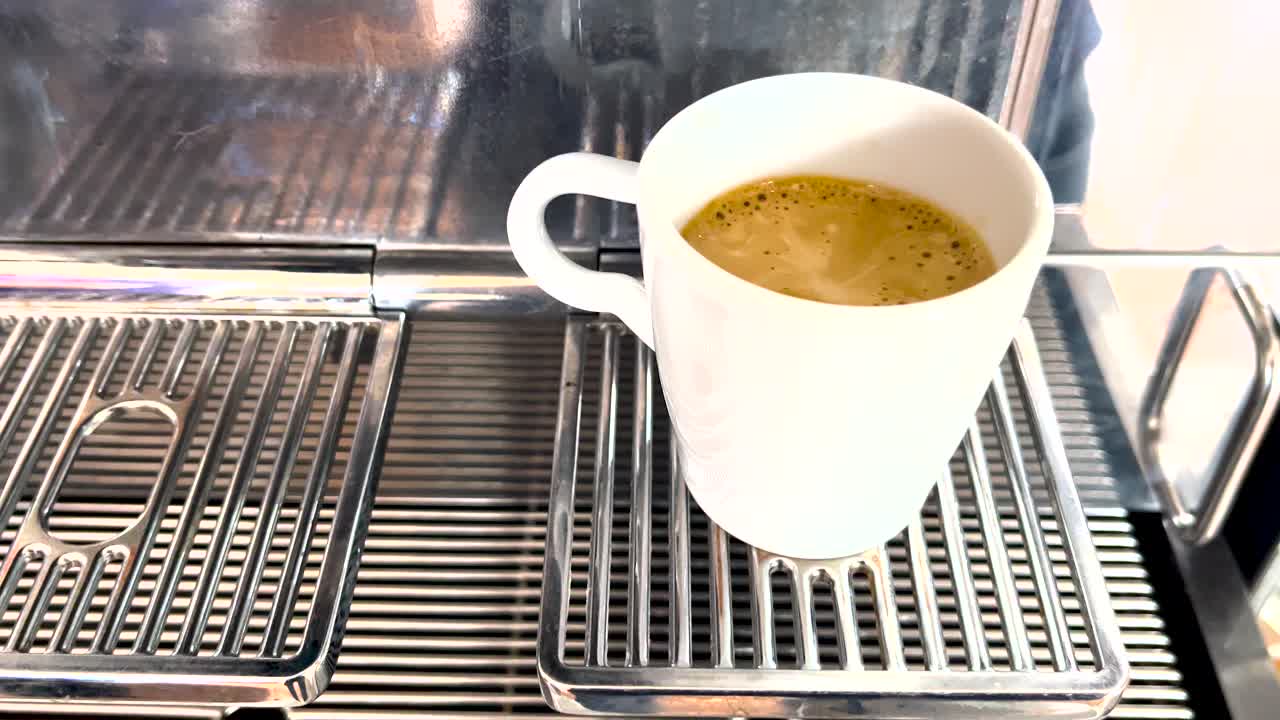 커피는 잘  ⁇ 여 있고, 끝에는 한 두 방울이 떨어집니다.