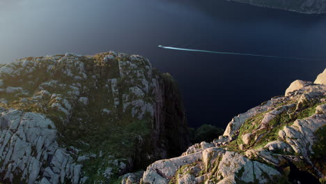 Impresionante-Vista-Aérea-De-Un-Ferry-De-Pasajeros-Y-Automóviles-Que-Navega-Por-El-Hermoso-Lysefjorden-En-Noruega-En-Un-Hermoso-Día-Soleado-De-Verano