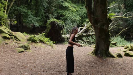 adolescente sorprendida cuando juega pateando en el prado del bosque