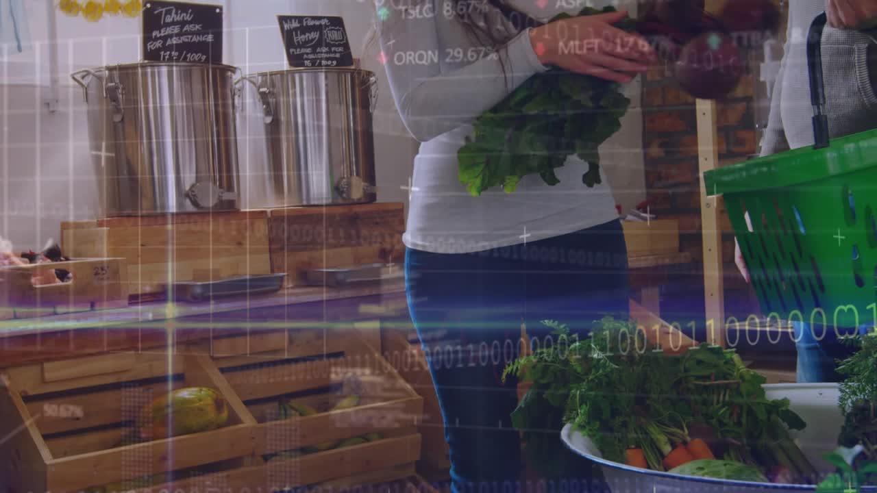 Animación de gráfico, panel de operaciones, códigos binarios, pareja caucásica comprando verduras en un supermercado